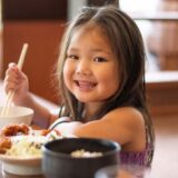 お箸でご飯を食べる子ども｜こどもに教えてあげたい “使いやすい・キレイに見える”「お箸の持ち方・使い方」【お家でできる食育コラム vol.2】