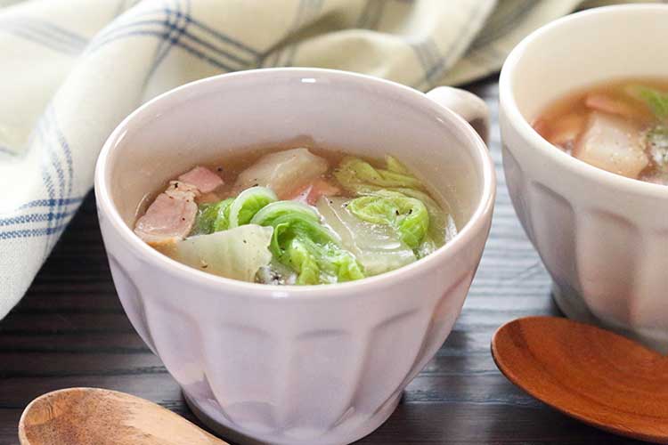 「白菜とベーコンのあったかスープ」幼稚園・保育園の人気の給食レシピ（富喜屋オリジナル食育レシピ）