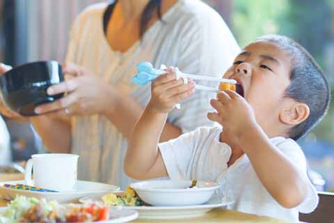 朝ごはんを食べる子ども｜こどもに話したい「１日の元気は､“朝ごはん”から」幼児のココロとカラダの成長と健康についてのお話【お家で食育コラム vol.6】