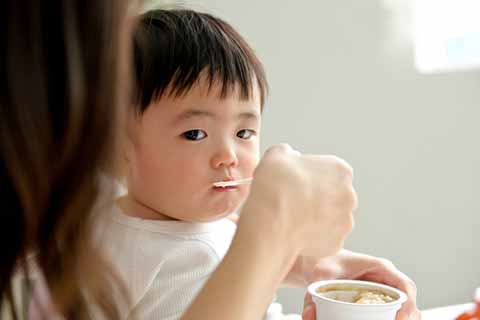 離乳食を食べる子ども｜こどもに話したい「１日の元気は､“朝ごはん”から」幼児のココロとカラダの成長と健康についてのお話【お家で食育コラム vol.6】