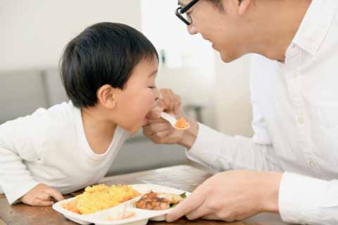 お父さんと子どもの朝ごはん