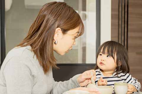 お母さんと子どもの朝ごはん