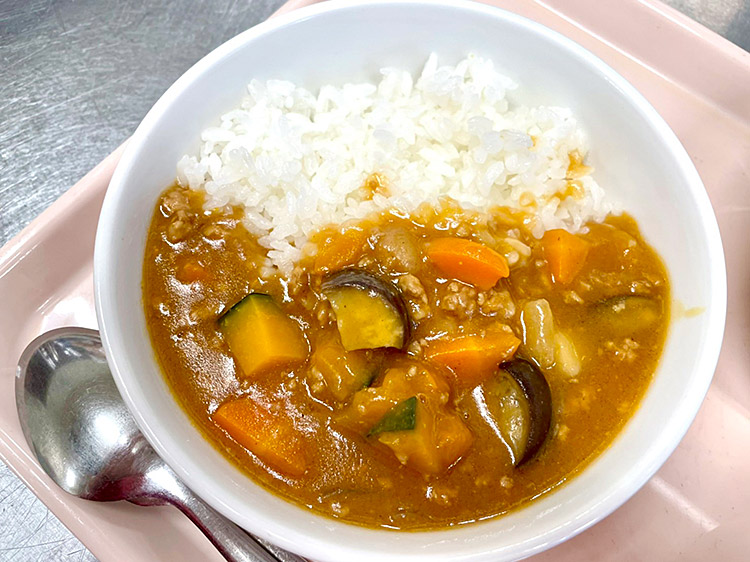 今日は「夏野菜カレー」給食(神奈川県 保育園)委託給食・自園給食