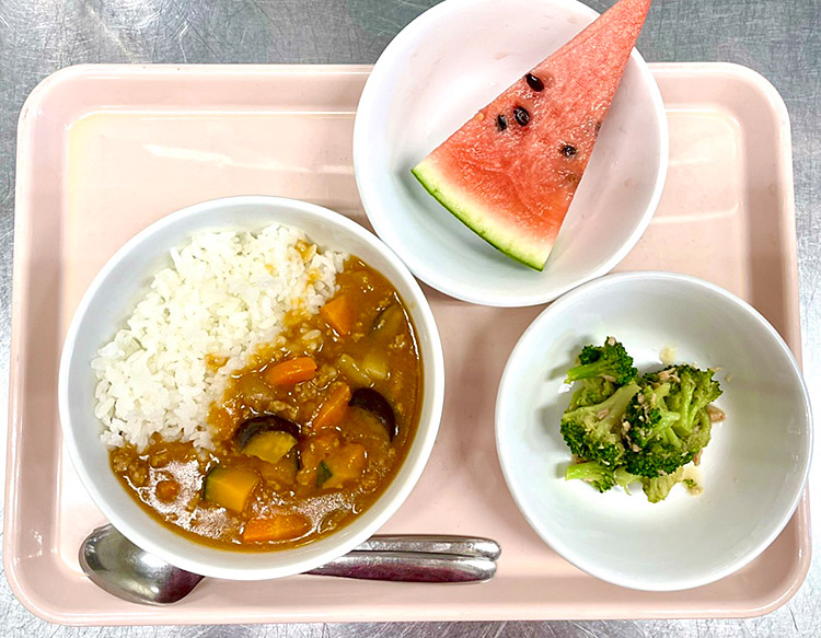 今日は「夏野菜カレー」給食(神奈川県 保育園)委託給食・自園給食