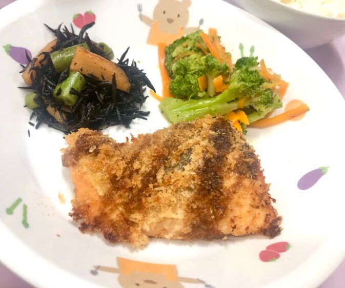 サクサク香ばしい「鮭のフライ」給食（東京都 こども園様）委託給食・自園給食
