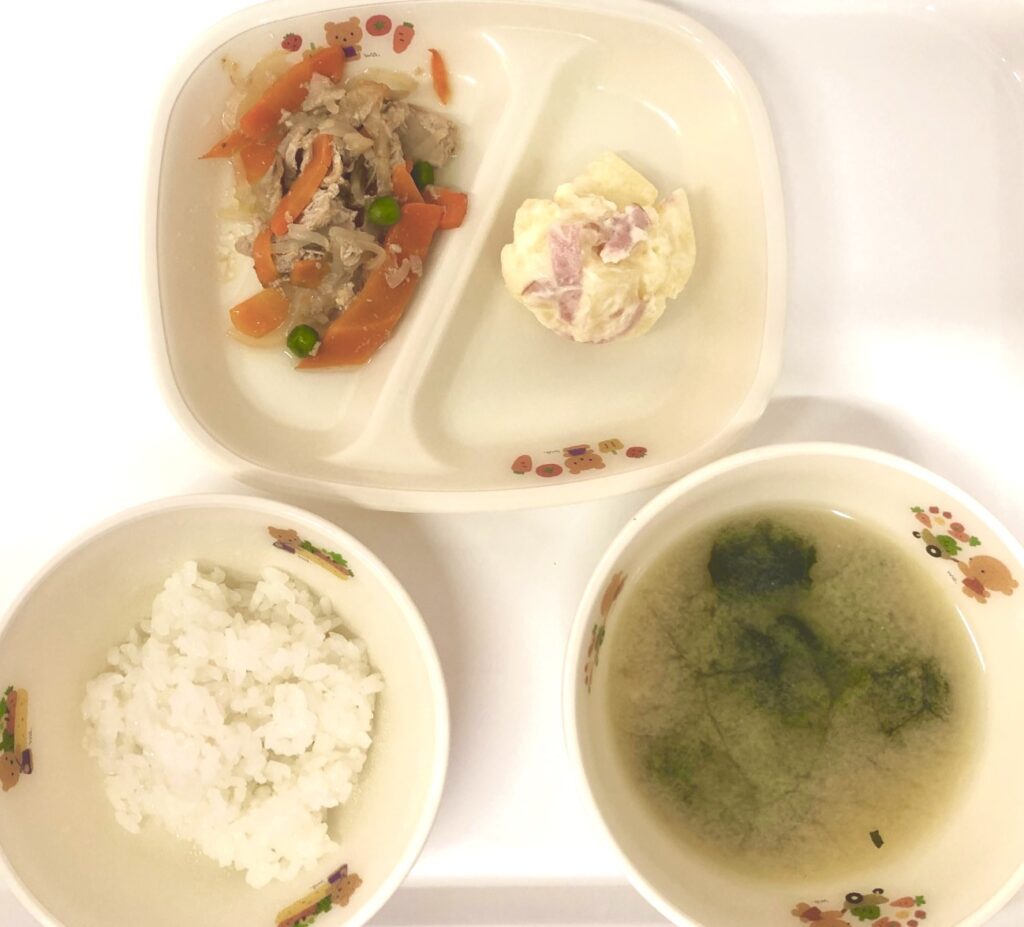 豚のしょうが焼き・ポテトサラダ・わかめのお味噌汁（大阪府 幼稚園）委託給食・自園給食