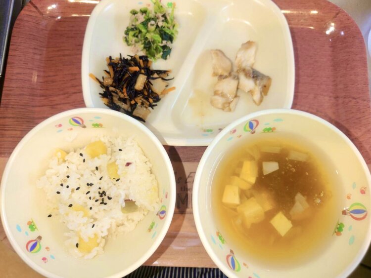 (2歳児さん)さつまいもご飯とタラの照り焼き(東京都 保育園)委託給食・自園給食