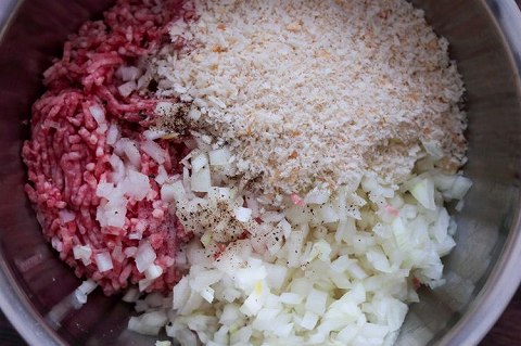ボウルにひき肉、玉ねぎ、パン粉、塩、黒こしょう