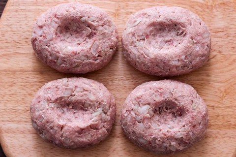 小判型に形を整え、真ん中を少しへこませる