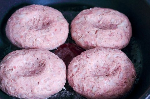 フライパンにバターを半分（5g）入れて焼く