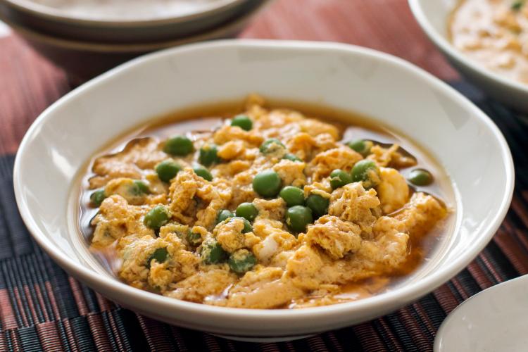 「グリンピースの卵とじ」幼稚園・保育園の人気の給食レシピ(富喜屋オリジナル食育レシピ)