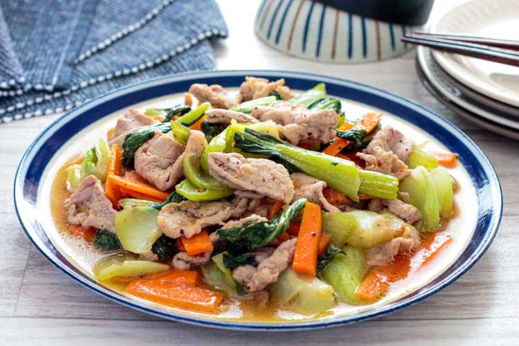 「チンゲン菜と豚肉のドレッシング炒め」幼稚園・保育園の人気の給食レシピ（富喜屋オリジナル食育レシピ）