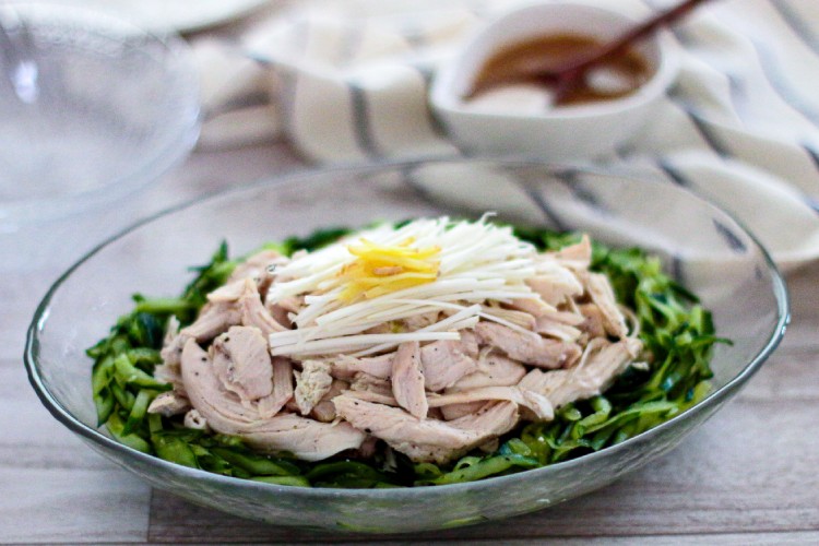 「蒸し鶏の胡麻ダレ」幼稚園・保育園の人気の給食レシピ（富喜屋オリジナル食育レシピ）