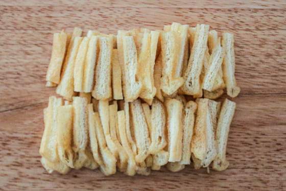 油揚げは湯通しして5mmの細切りに