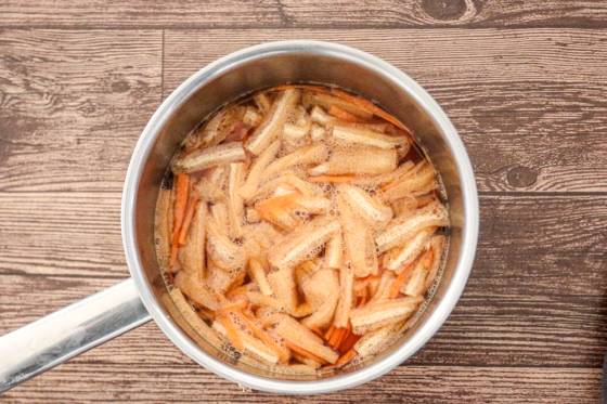 鍋に(A)を入れて、人参と油揚げを加え2〜3分煮る