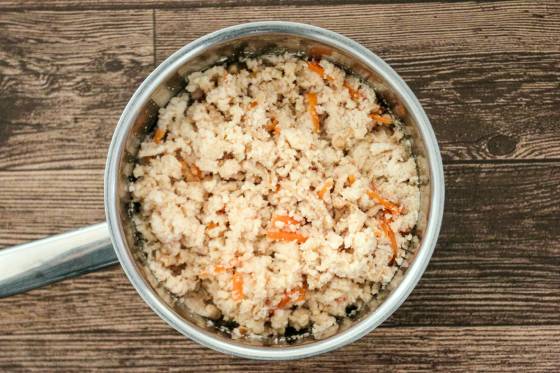 おからをほぐしながら混ぜ、弱めの中火で水分を飛ばす